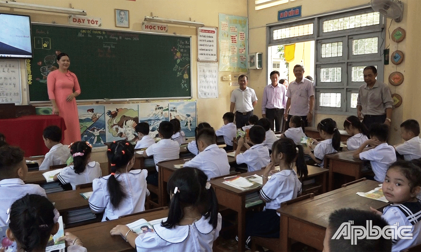 Đoàn khảo sát thực tế các tuyến đường giao thông, chợ, trường học, mô hình sản xuất kinh tế hiệu quả,.