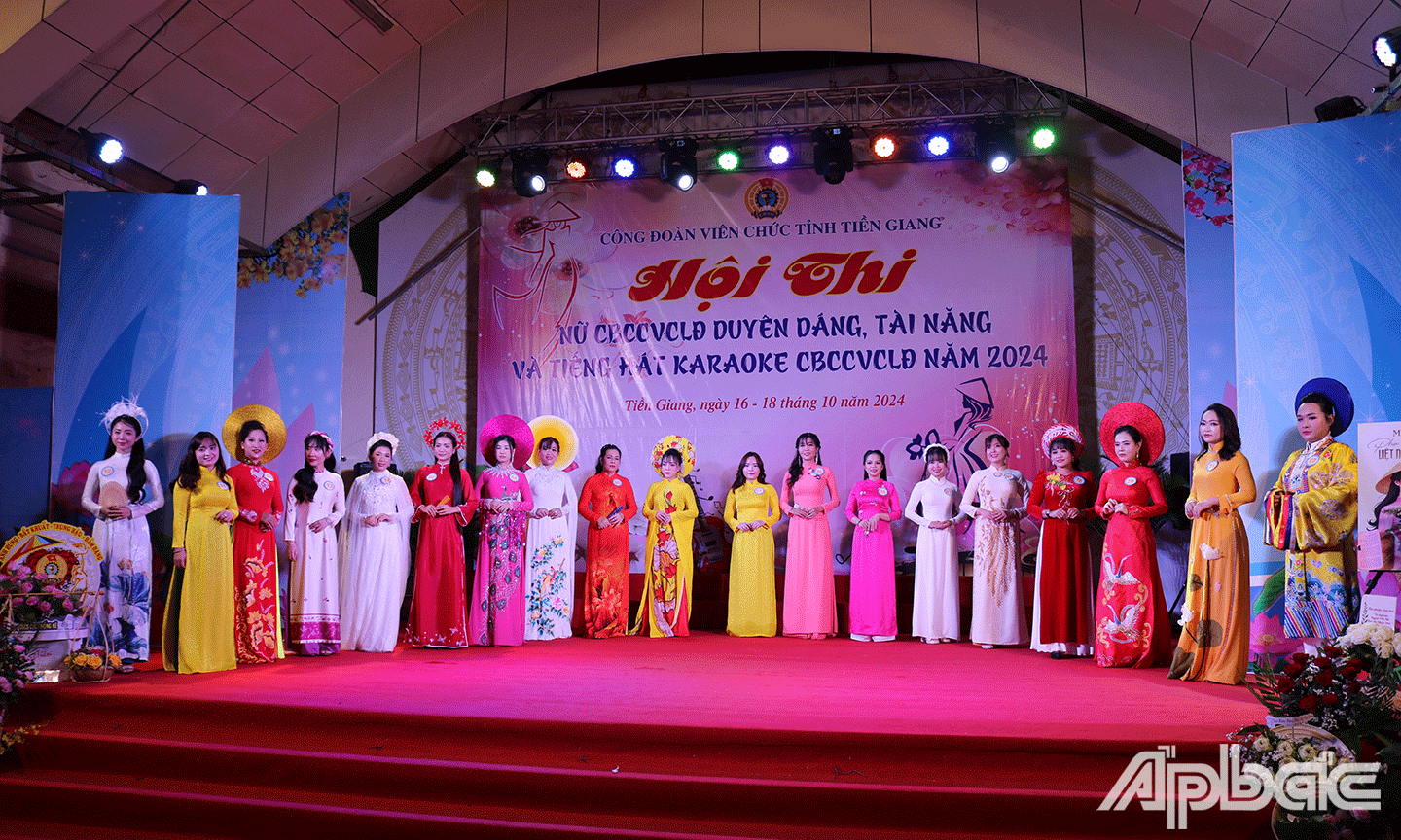 Các thí sinh dự thi phần thi duyên dáng