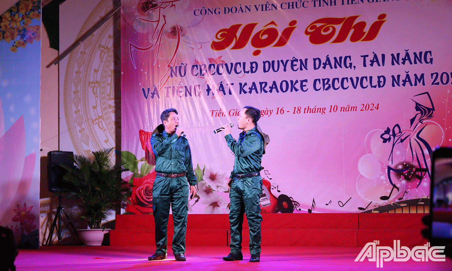 Thí sinh tham gia phần thi hát Karaoke
