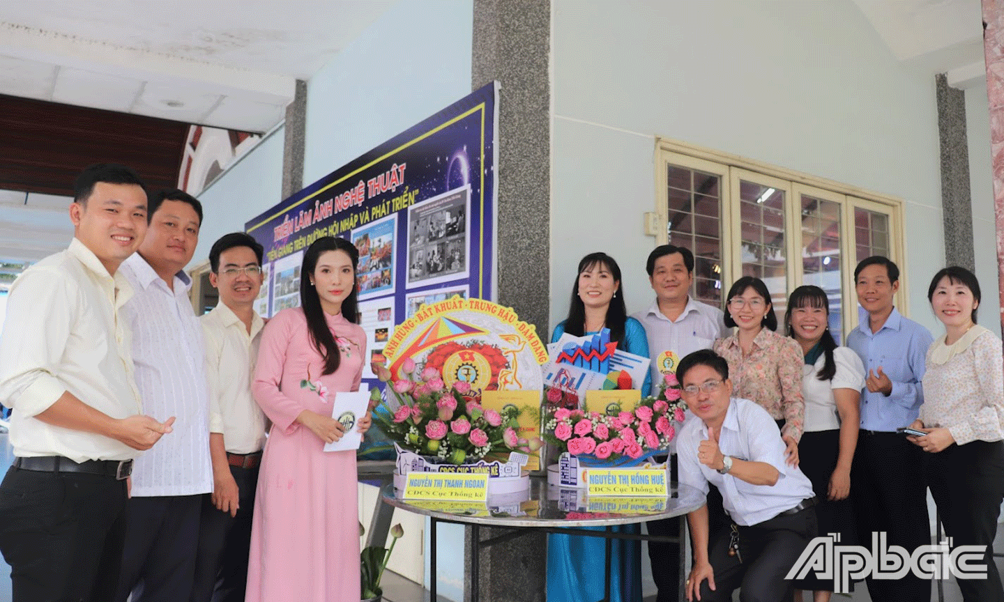 Thí sinh tham gia thi tài năng cắm hoa
