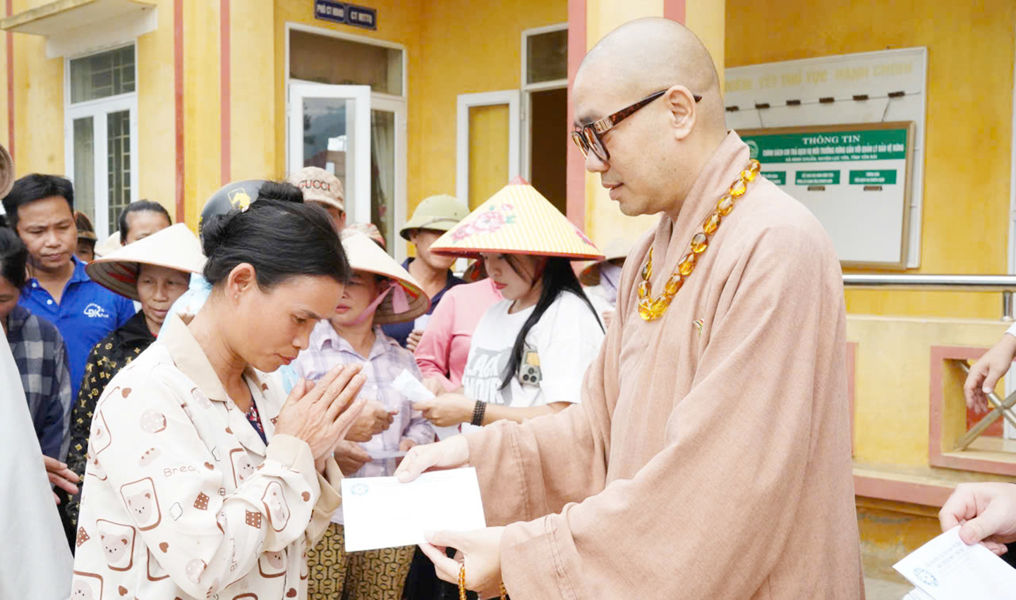 Thượng tọa Thích Quảng Lộc trao quà cho người dân ở tỉnh Yên Bái