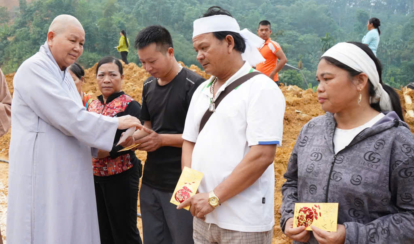 Thăm hỏi và động viên các gia đình có người thân mất do thiên tai 