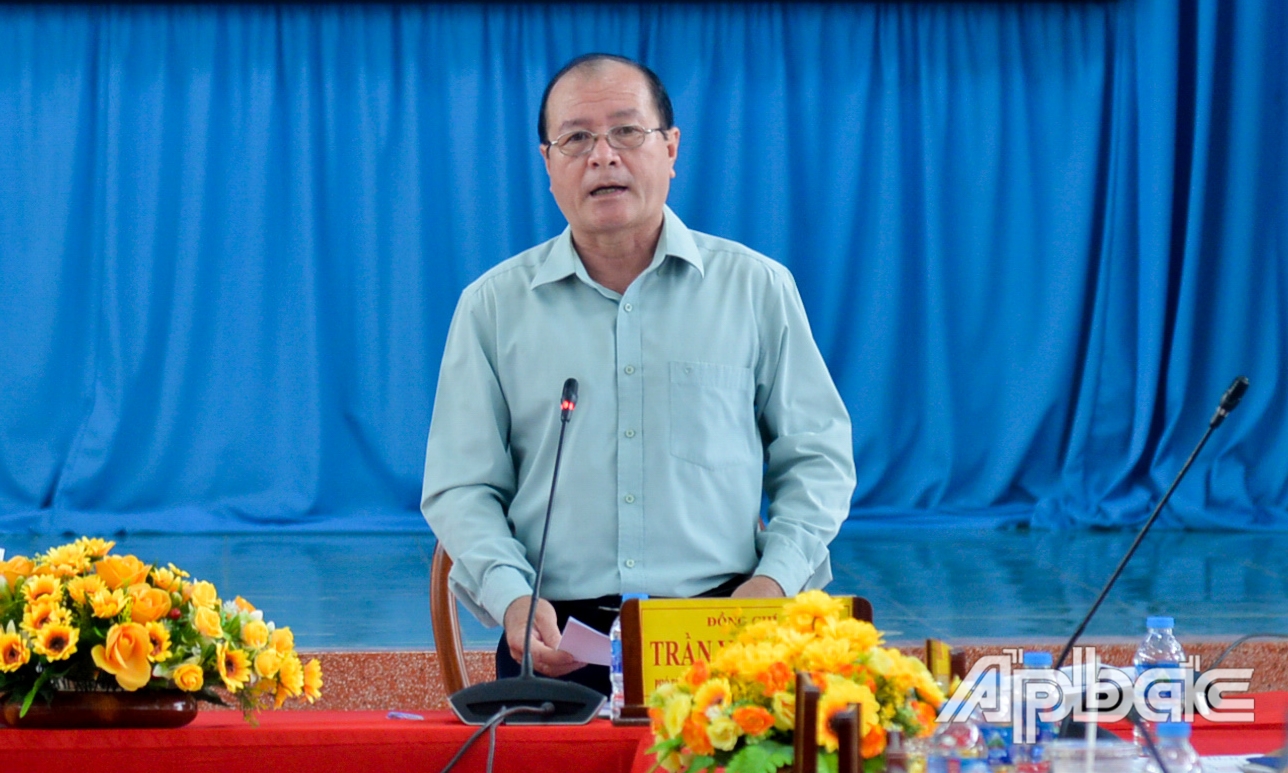 Đồng chí Trần Văn Thức, Chủ tịch UBND TX. Cai Lậy phát biểu giải thích rõ thêm về các chỉ tiêu mà thị xã đang gặp khó khăn và kiến nghị với UBND tỉnh và sở, ngành tỉnh tháo gỡ khó khăn.