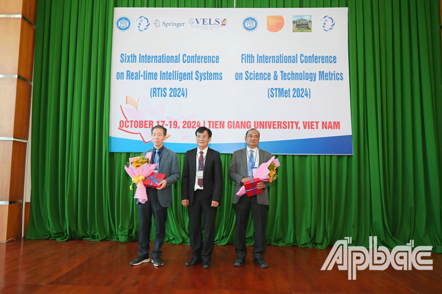 PGS. TS Võ Ngọc Hà, Hiệu trưởng Trường Đại học Tiền Giang  tặng hoa chúc mừng đại biểu tham gia hội thảo. 