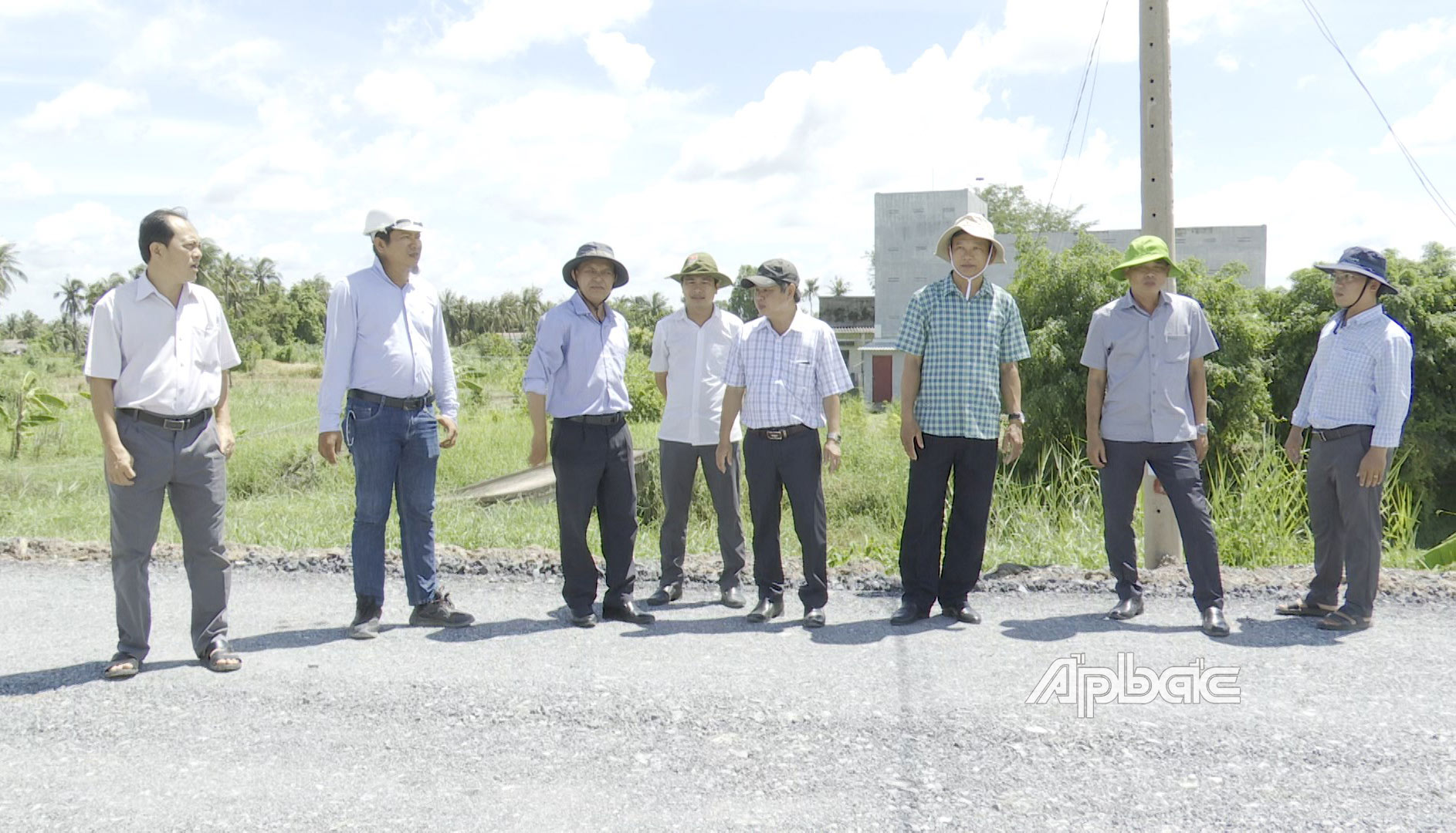 Lãnh đạo huyện Tân Phú Đông thường xuyên kiểm tra, đôn đốc tiến độ thực hiện các tiêu chí huyện NTM. Ảnh: DUY TUẤN