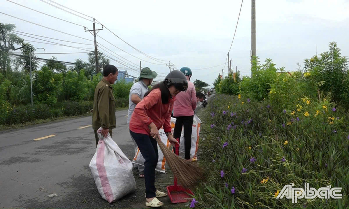 Người dân trên địa bàn huyện tích cực dọn vệ sinh, tham gia các mô hình xử lý rác góp phần bảo vệ môi trường xanh - sạch -đẹp