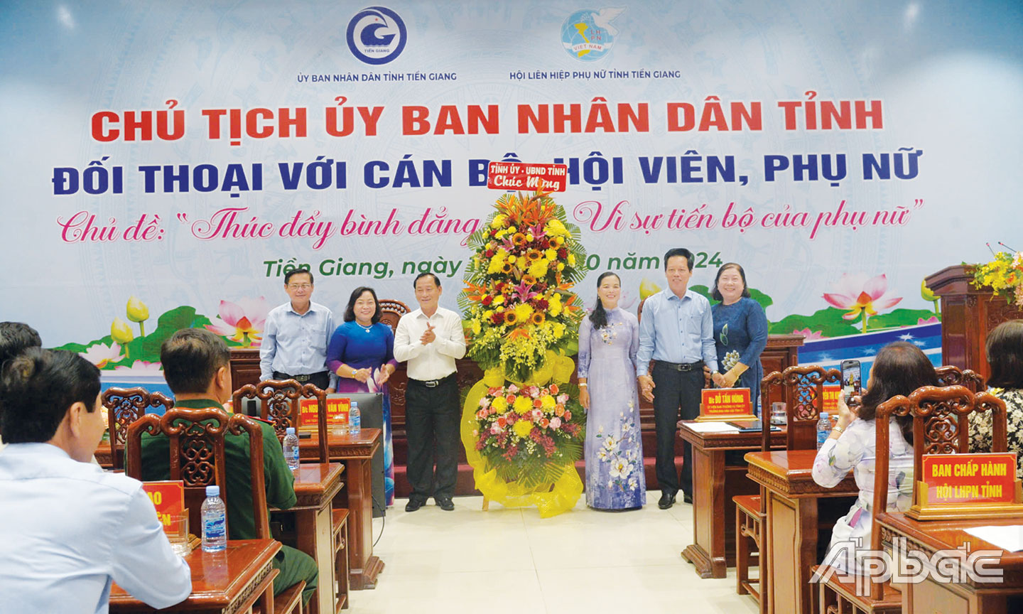 Chủ tịch UBND tỉnh Nguyễn Văn Vĩnh tại buổi đối thoại với cán bộ, hội viên, phụ nữ.