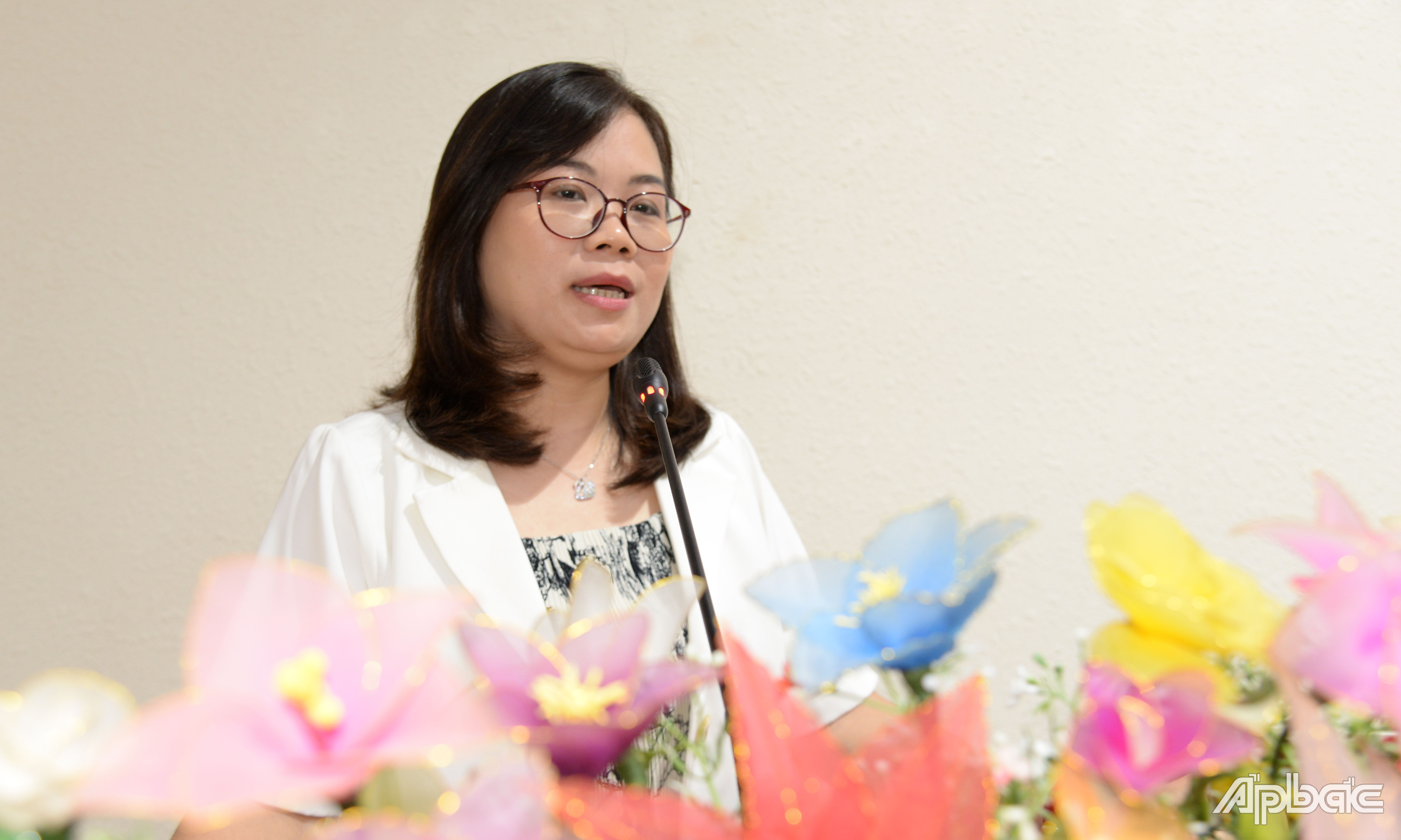ThS. Nguyễn Thị Phương Thảo, Trung tâm Thẩm định chỉ dẫn địa lý và nhãn hiệu quốc tế - Cục Sở hữu trí tuệ trình bày tham luận tại hội thảo.
