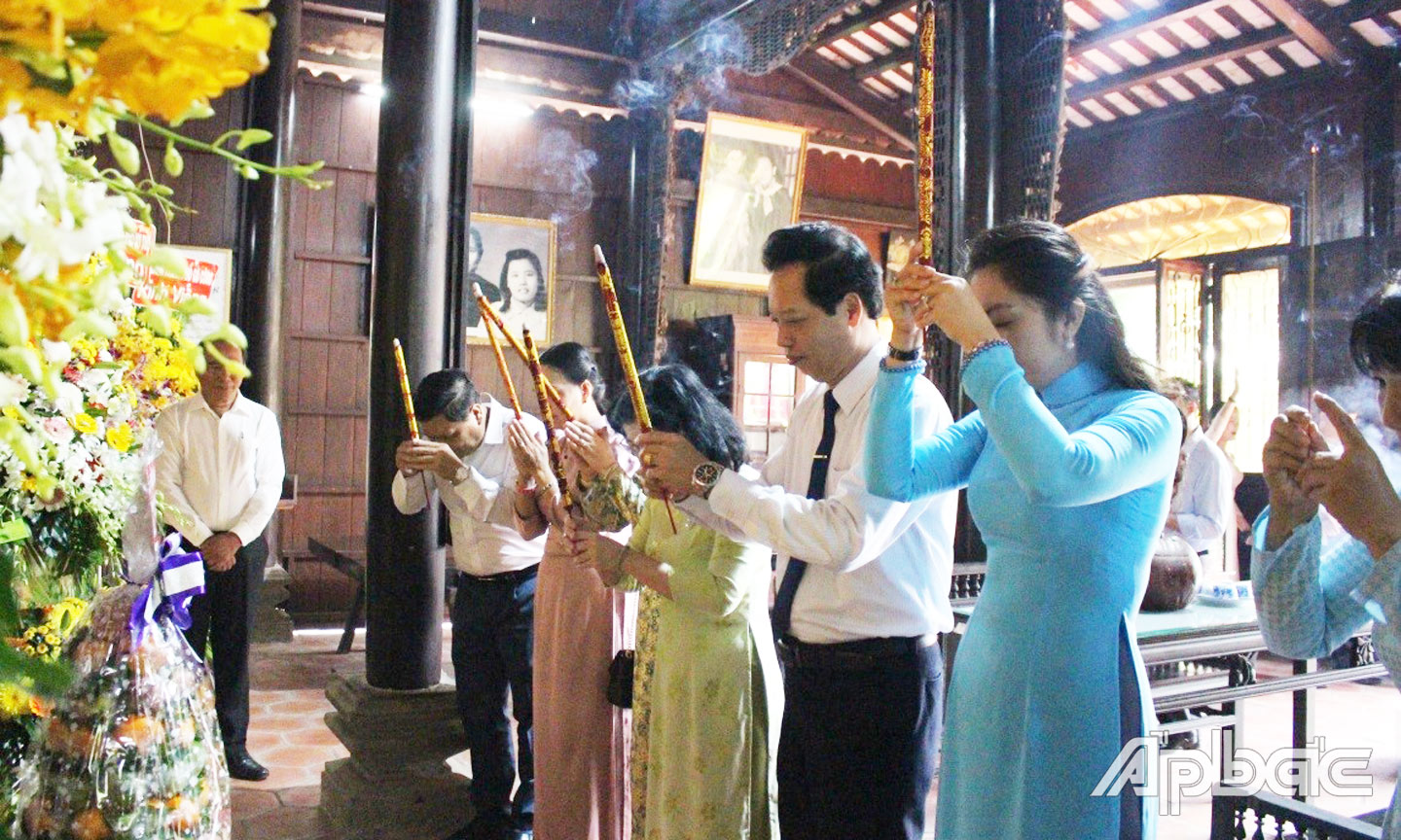 Đoàn viếng và dâng hương tại nhà thờ cố Chủ tịch Hội Liên hiệp Phụ nữ Việt Nam Nguyễn Thị Thập.