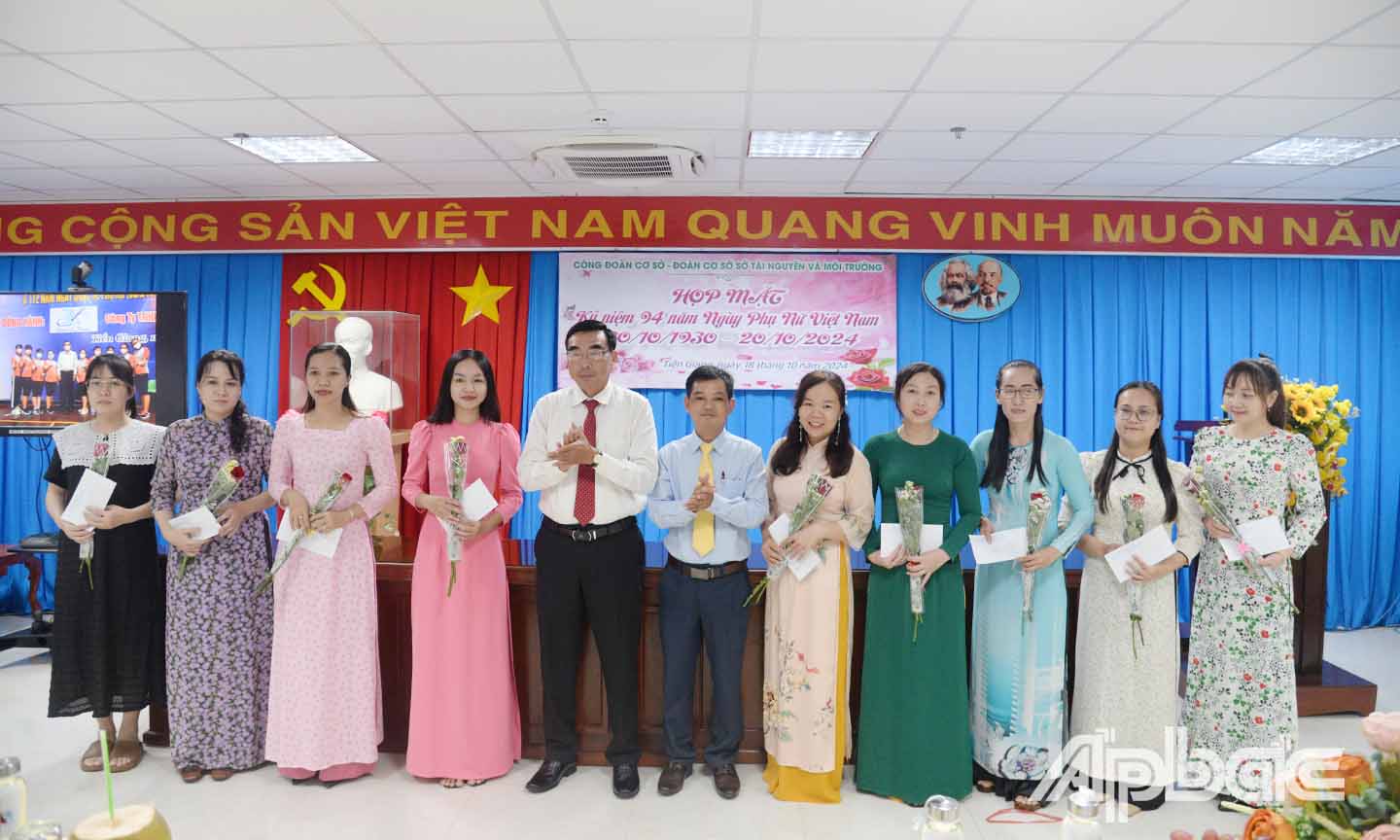 Ban Giám đốc Sở TN&MT tặng hoa và quà cho các công đoàn viên nữ.