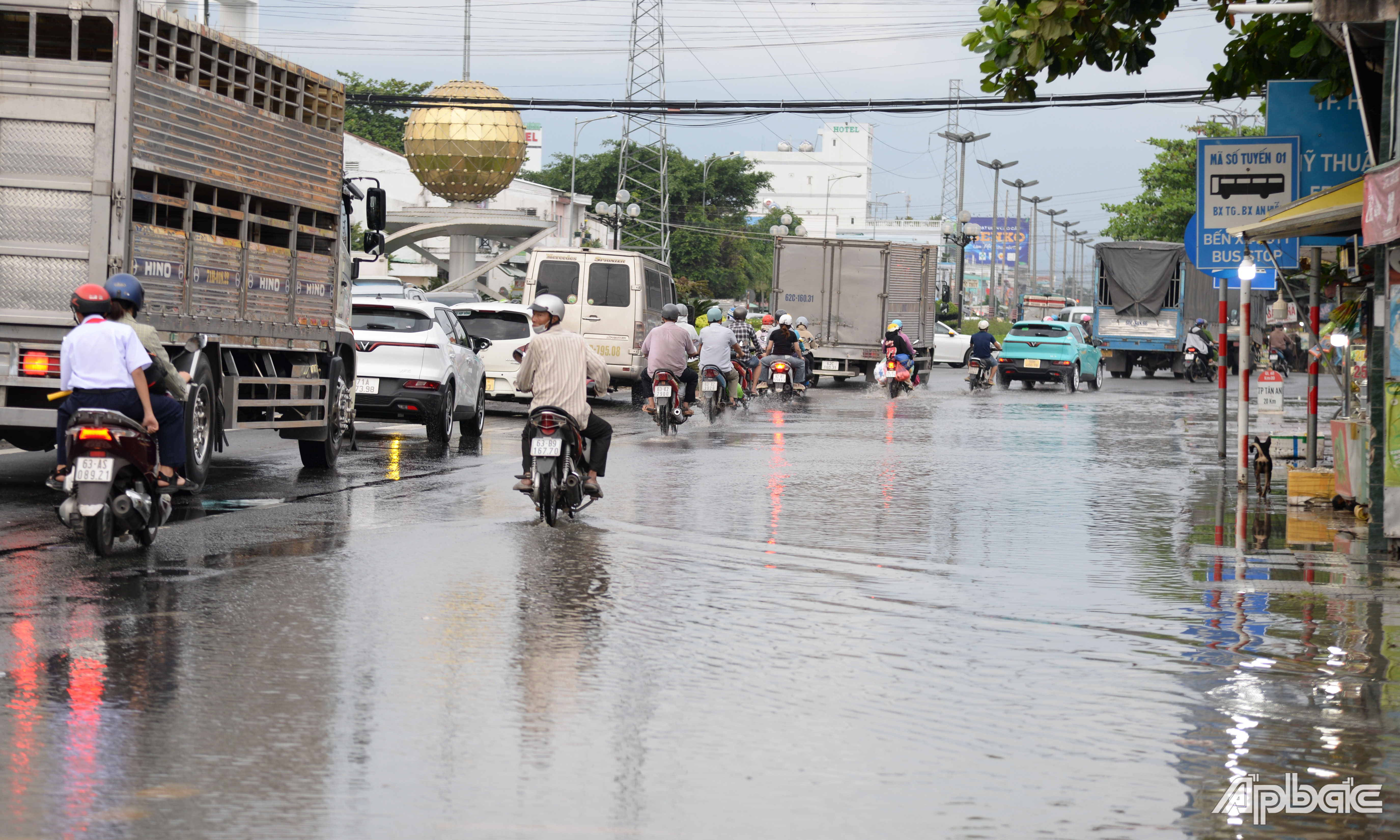 Triều cường gây ngập tại khu vực vòng xoay Trung Lương.