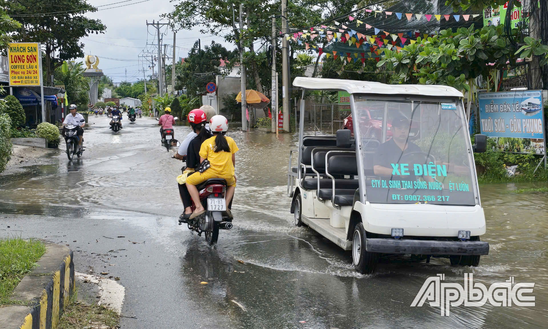 Một đoạn đường thuộc tuyến đường chính tại xã Thới Sơn bị triều cường gây ngập.
