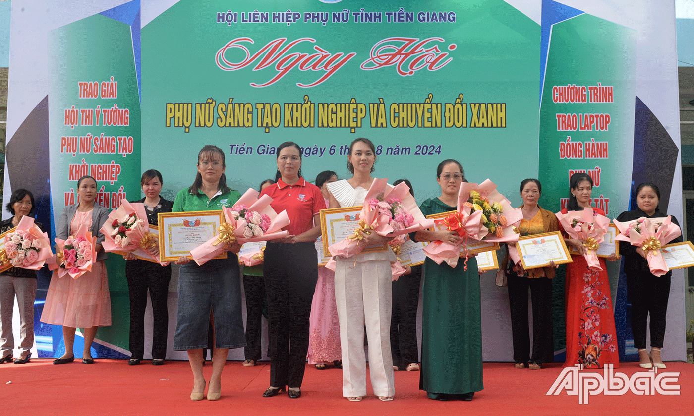 Bích Phượng (bìa trái hàng đầu) đạt giải Nhì Cuộc thi Ý tưởng phụ nữ sáng tạo khởi khởi cấp tỉnh năm 2024.