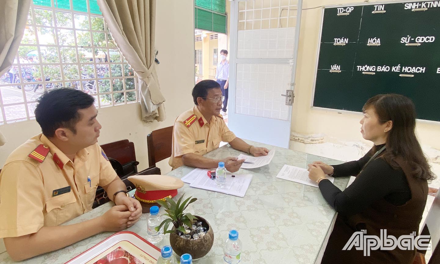 Ký cam kết với trường THPT Trần Hưng Đạo.