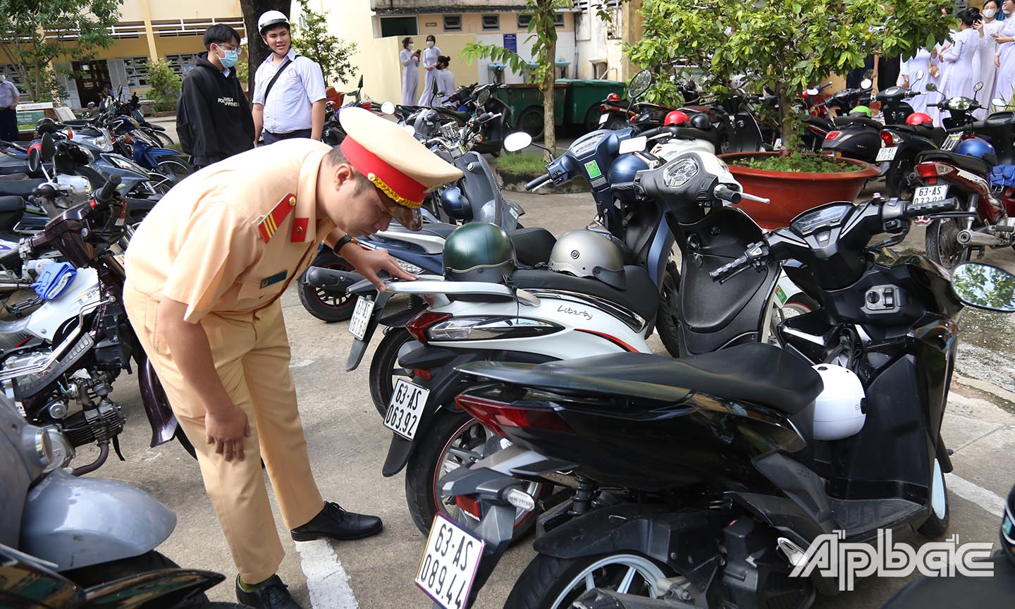 Lực lượng CSGT kiểm tra các xe học sinh.