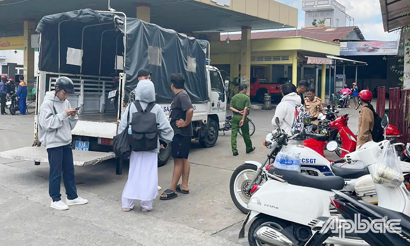 Lập biên bản giữ xe đối với các học sinh vi phạm.