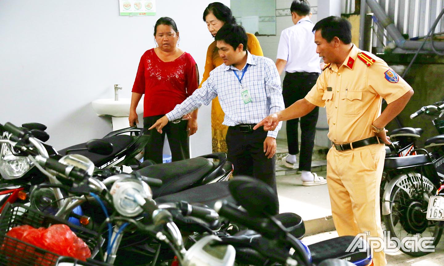 Kiểm tra bãi xe nhà trường.