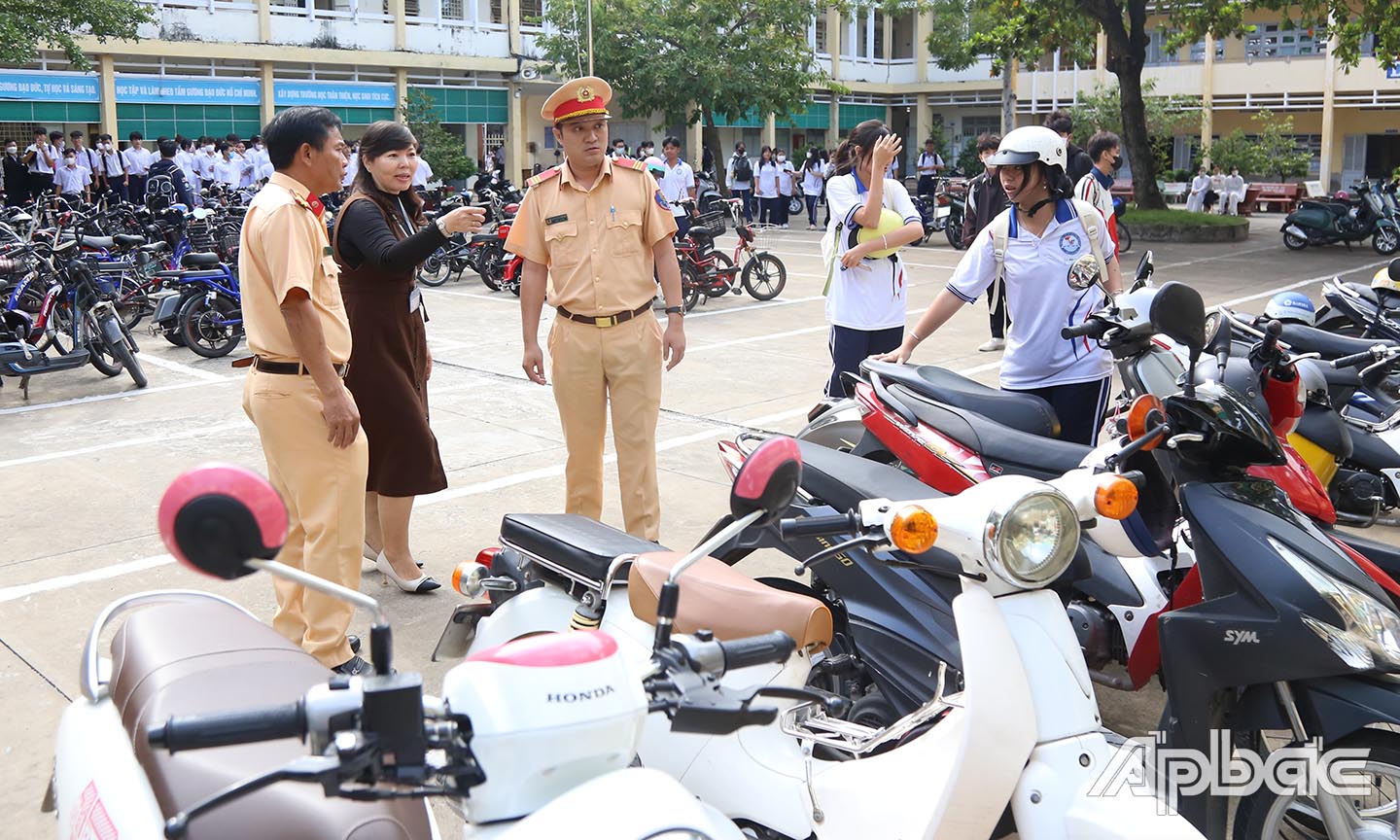 Tại bãi xe trường THPT Trần Hưng Đạo.
