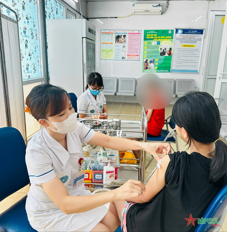 Tiêm vaccine cho trẻ tại Bệnh viện Đa khoa Hà Đông (Hà Nội). Ảnh: THIỆN TÂM 