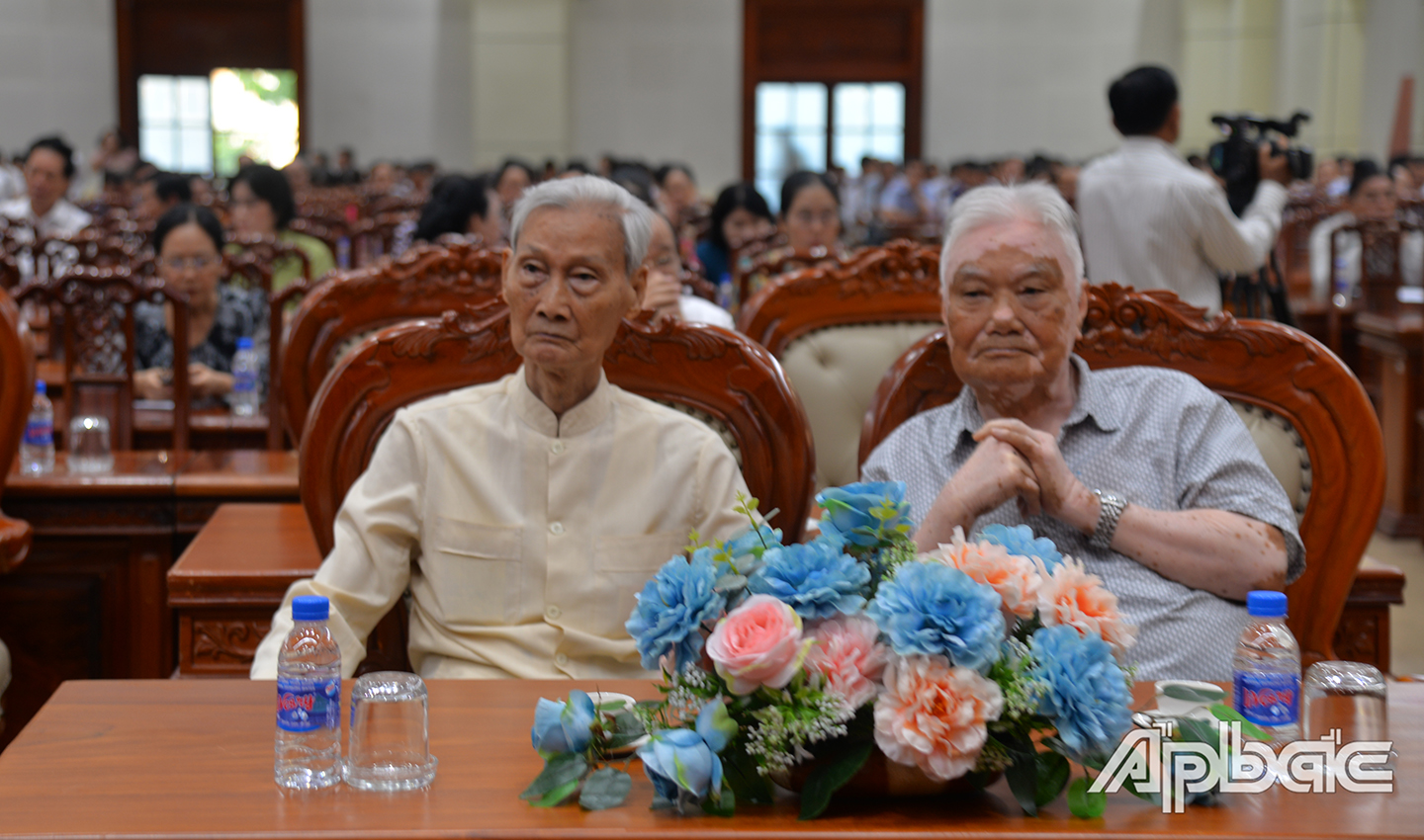 Các đồng chí nguyên là lãnh đạo tỉnh Tiền Giang dự hội nghị triển khai, quán triệt 