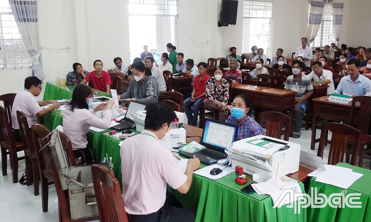 PGD Ngân hàng chính sách xã hội huyện Cai Lậy giải ngân vốn vay cho người dân tại xã Phú An.