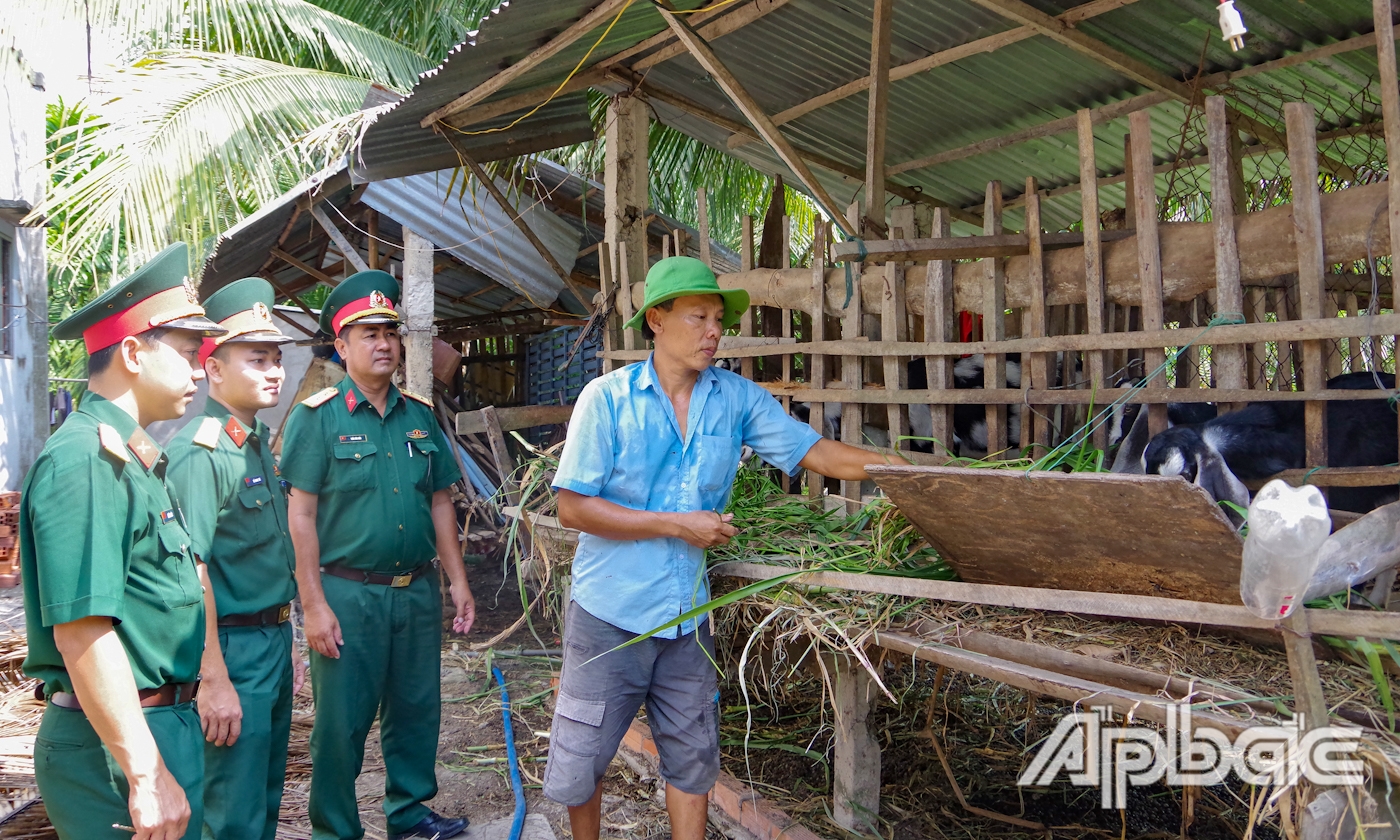 Cán bộ Sư đoàn 8, Quân khu 9 thăm gia đình được hỗ trợ con giống trong thực hiện phong trào thi đua xây dựng nông thôn mới.