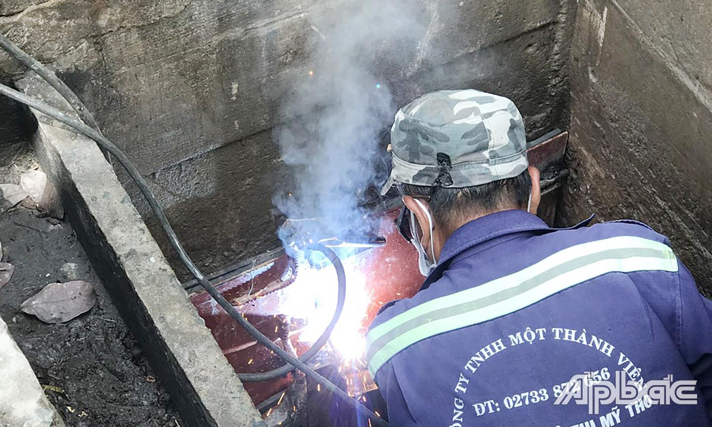 Triển khai lắp các nắp tại các cống.