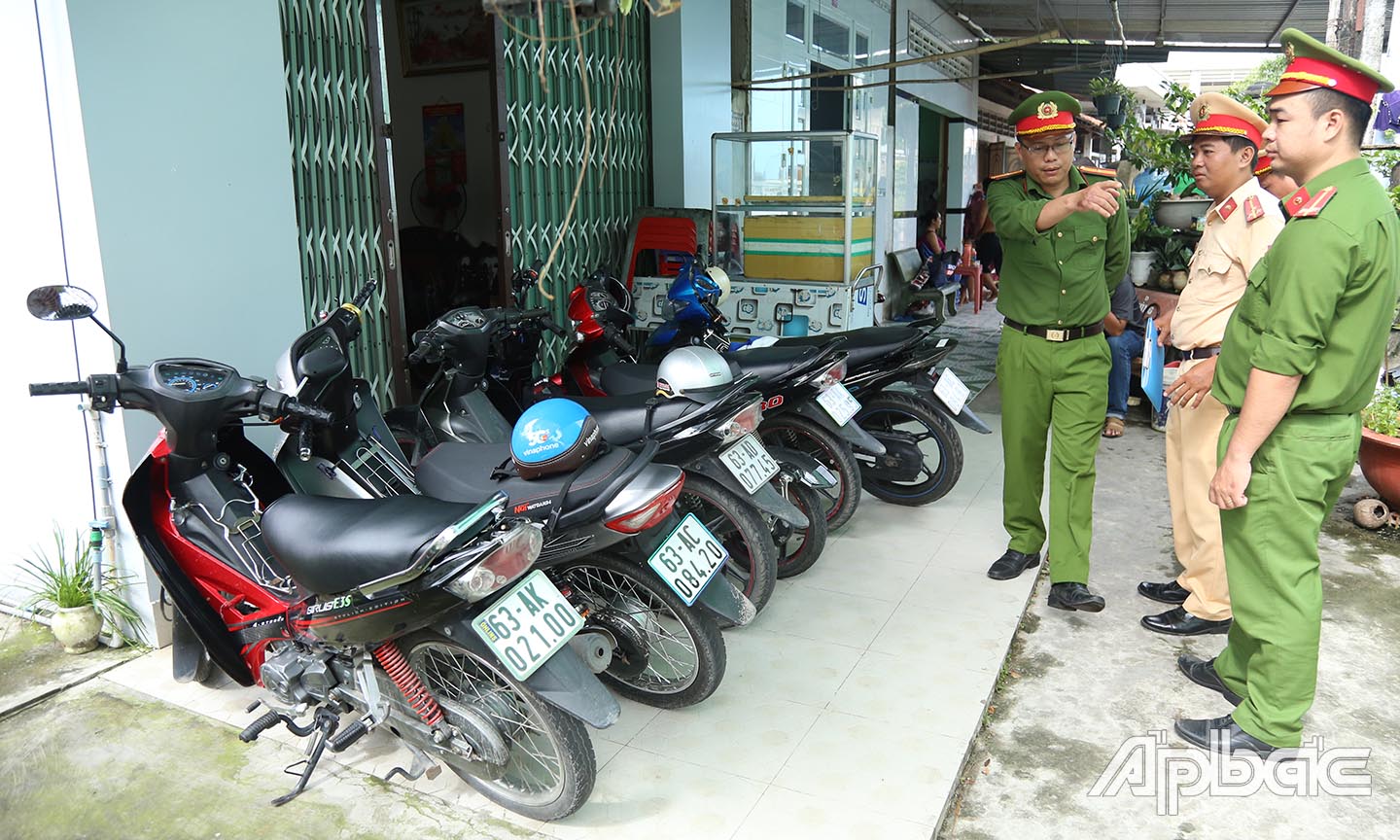 Kiểm tra tại một hộ dân cho học sinh gởi xe.