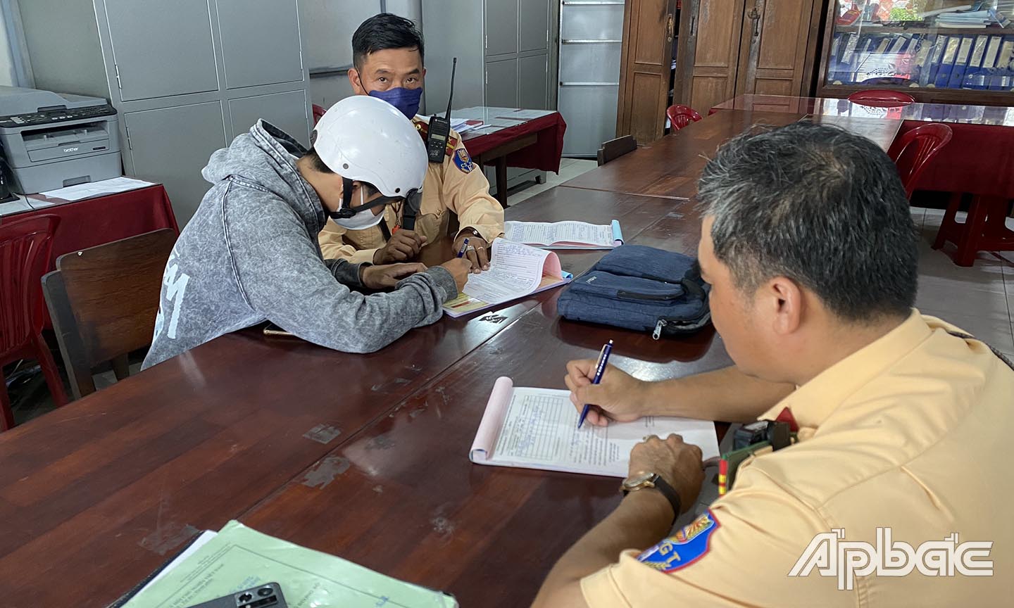 Lập biên bảng xử phạt, nhắc nhở tuyên truyền học sinh vi phạm tại Đội CSGT- TT Châu Thành