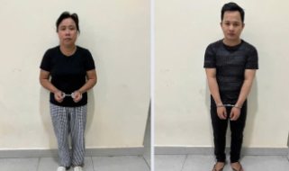 Huệ và Huy (từ trái qua phải) tại cơ quan công an.