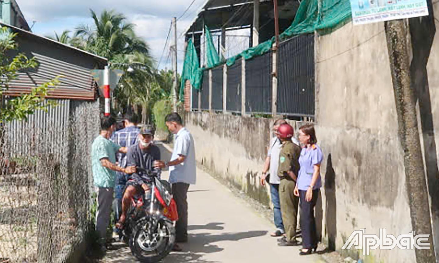 Các cơ quan chức năng khám nghiệm hiện trường.