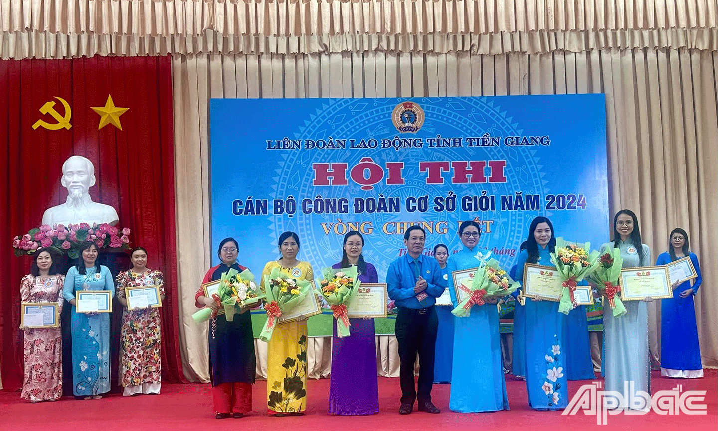 Chủ tịch Liên đoàn Lao động tỉnh Tiền Giang Lê Minh Hùng khen thưởng các thí sinh đạt giải