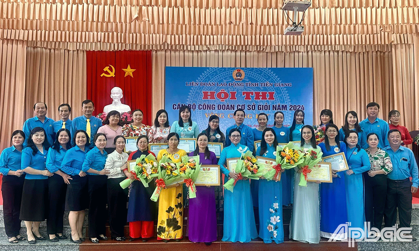 Ban tổ chức cùng thí sinh chụp ảnh lưu niệm tại hội thi