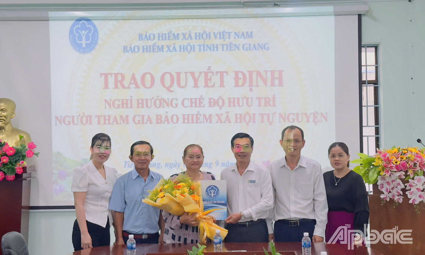 Phó Giám đốc BHXH tỉnh Võ Oanh Liệt trao quyết định hưu trí cho bà Trương Thị Ngọc Nga.