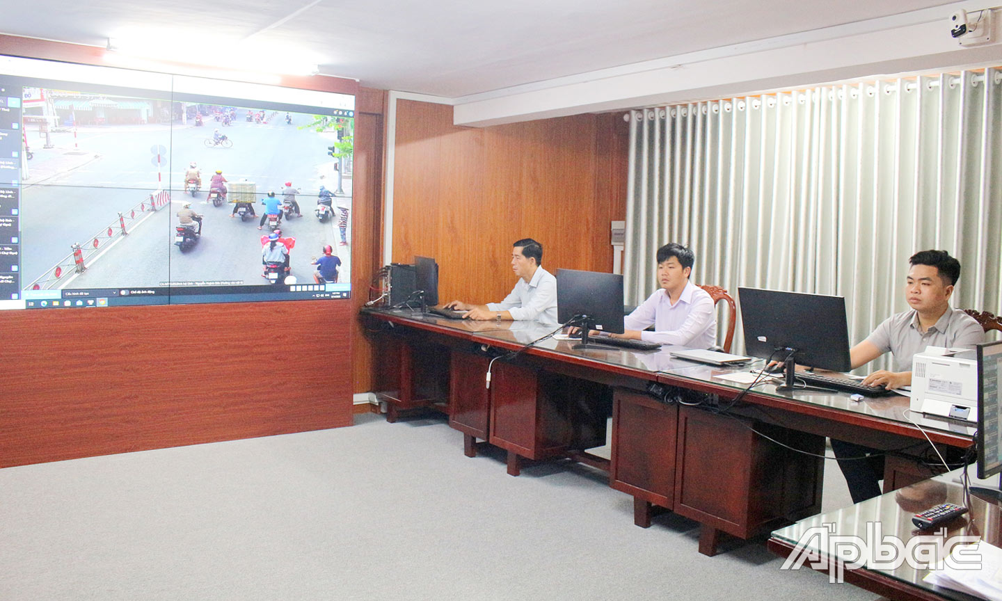 Hoạt động giám sát thông tin tại Trung tâm Điều hành đô thị thông minh (IOC) TP. Mỹ Tho.