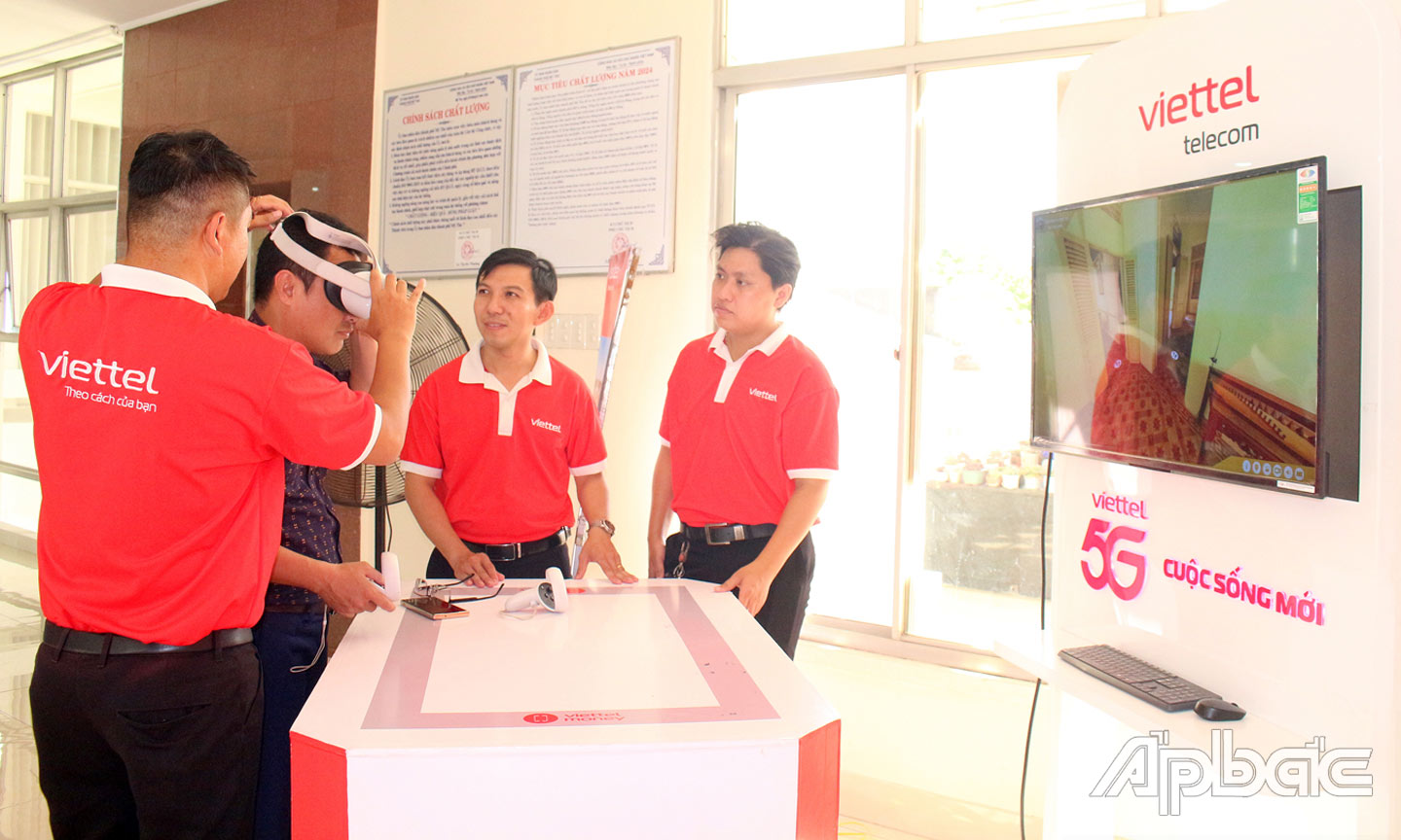 Hưởng ứng “Ngày Chuyển đổi số quốc gia” năm 2024 trên địa bàn TP. Mỹ Tho, Viettel Tiền Giang tạo điều kiện cho người dân trải nghiệm không gian số 3D nhà Bạch Công Tử.