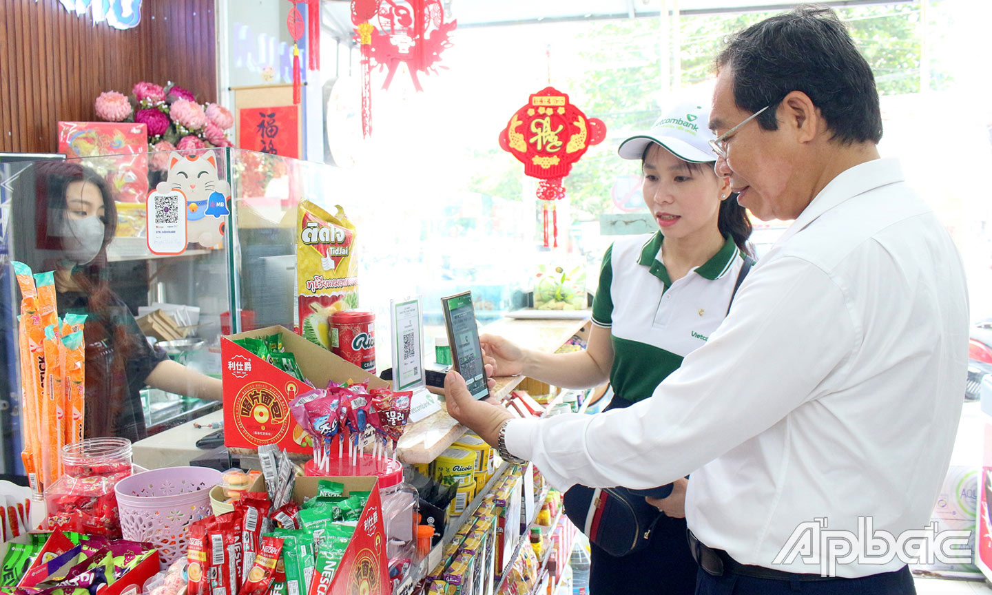 Trải nghiệm phương thức thanh toán không dùng tiền mặt tại cửa hàng, siêu thị trên tuyến đường Ấp Bắc (TP. Mỹ Tho).