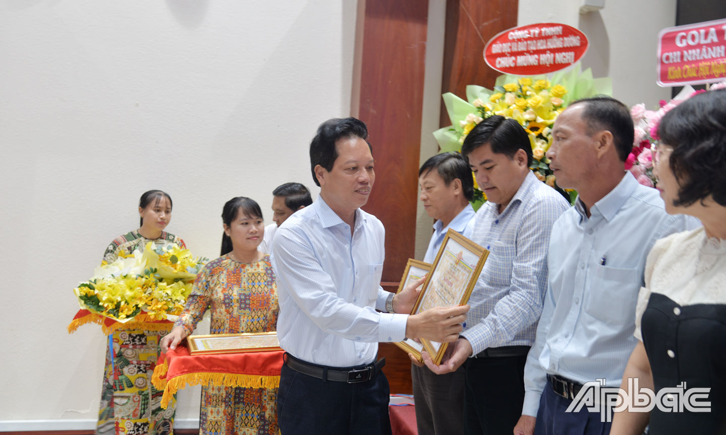 Phó Chủ tịch UBND tỉnh Nguyễn Thành Diệu trao Bằng khen cho lãnh đạo Phòng LĐ-TB&XH huyện Chợ Gạo với thành tích xuất sắc trong công tác giới thiệu, tuyển dụng lao động trong nước và tạo nguồn đi làm việc ở nước ngoài. 