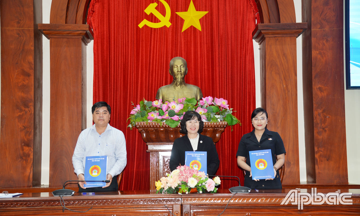 Trưởng Phòng LĐ-TB&XH huyện Chợ Gạo Lê Văn Chất ký giao ước hợp tác với đơn vị chuyên cung ứng lao động hợp đồng có thời hạn ở nước ngoài.