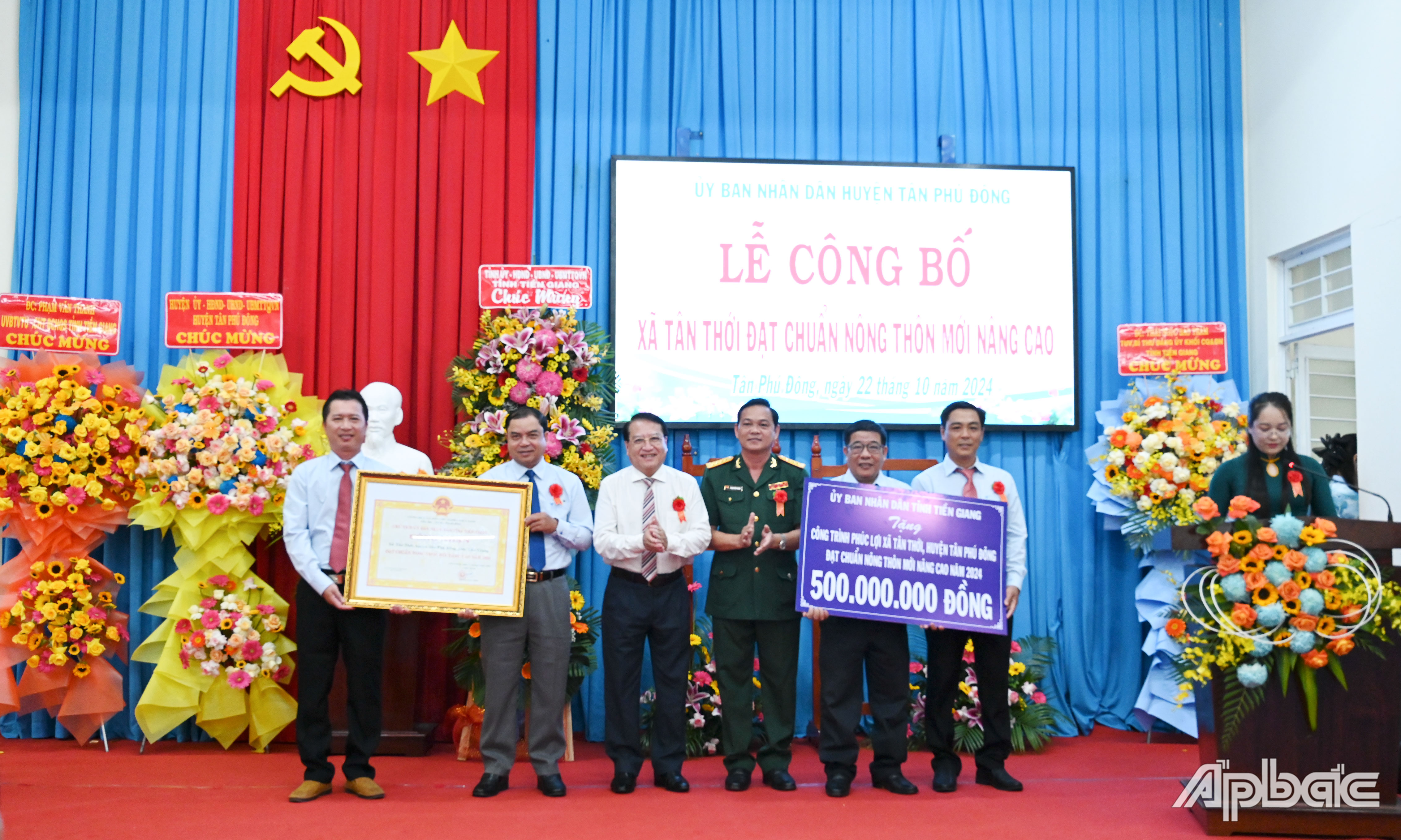 Lãnh đạo tỉnh trao quyết định công nhận xã Tân Thới đạt chuẩn NTM nâng cao.