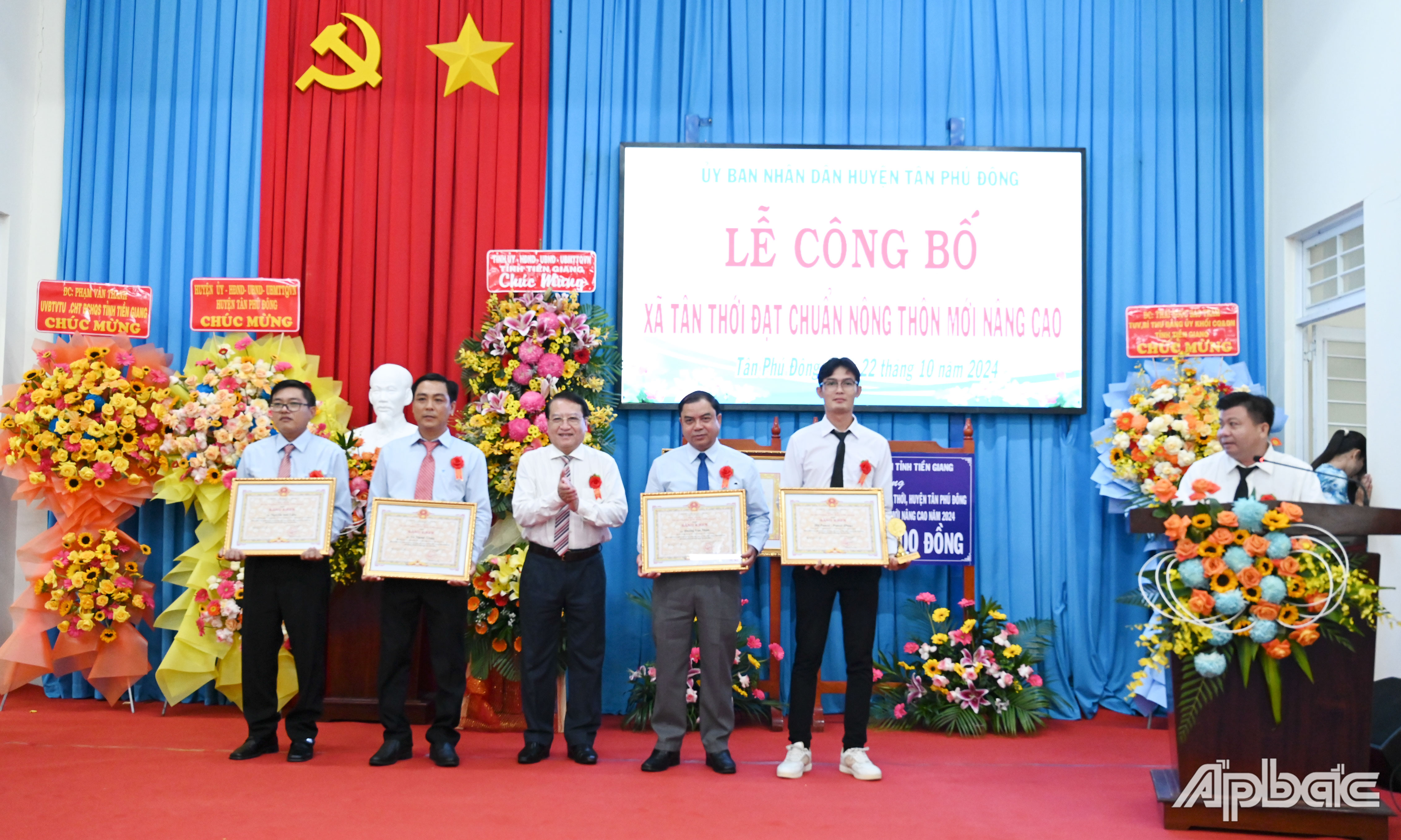 Khen thưởng tập thể và các cá nhân hoàn thành tốt nhiệm vụ xây dựng xã Tân Thới đạt chuẩn NTM nâng cao.