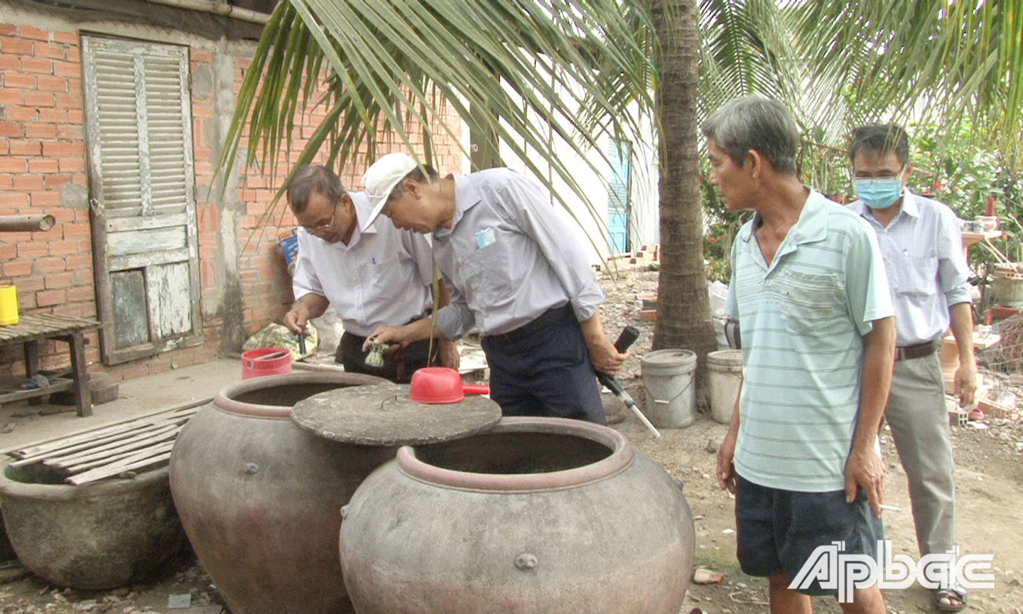 CDC Tiền Giang phối hợp Trung tâm Y tế Châu Thành tăng cường kiểm tra, giám sát SXH tại hộ gia đình.