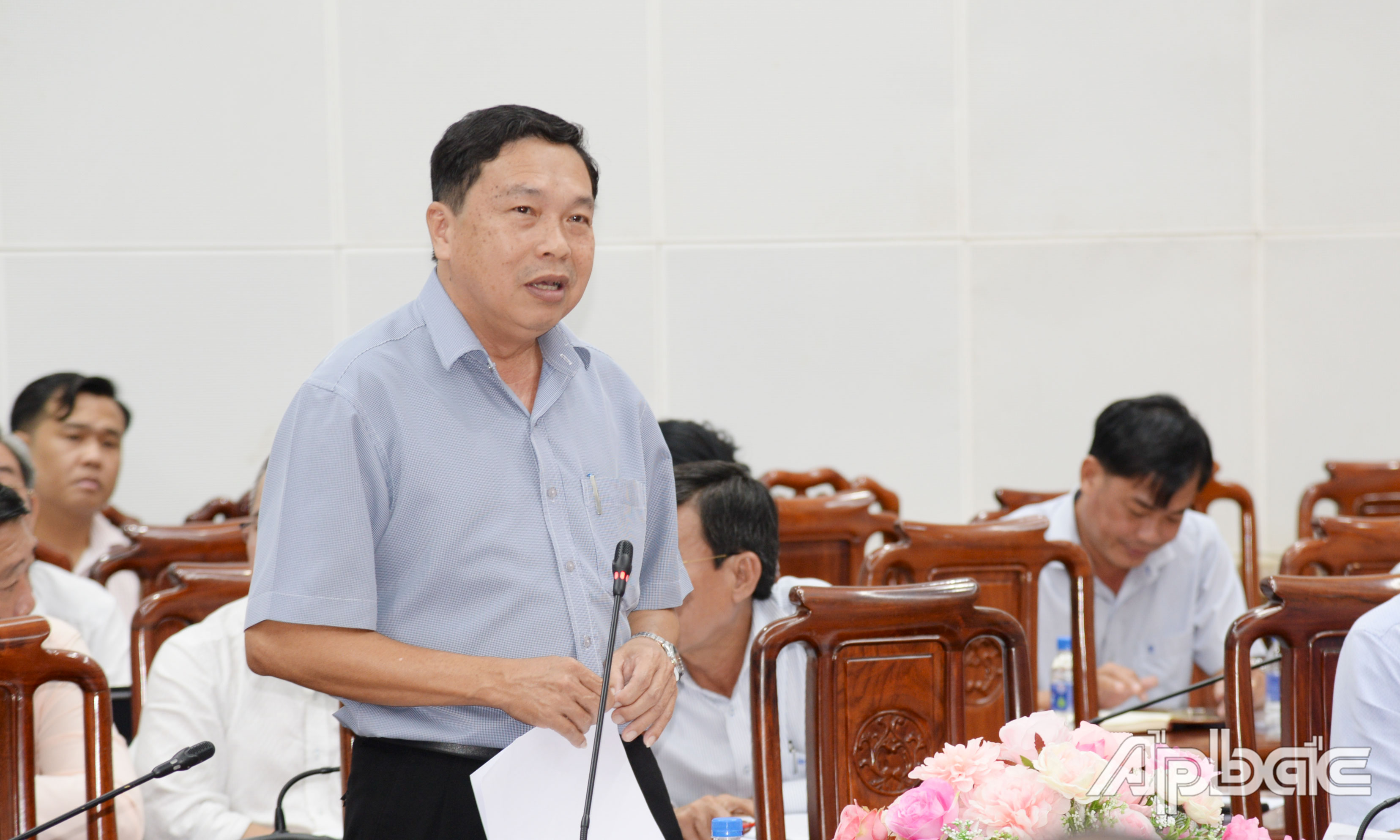 Chủ tịch UBND huyện Gò Công Đông Lê Văn Sơn phát biểu tại hội nghị.   