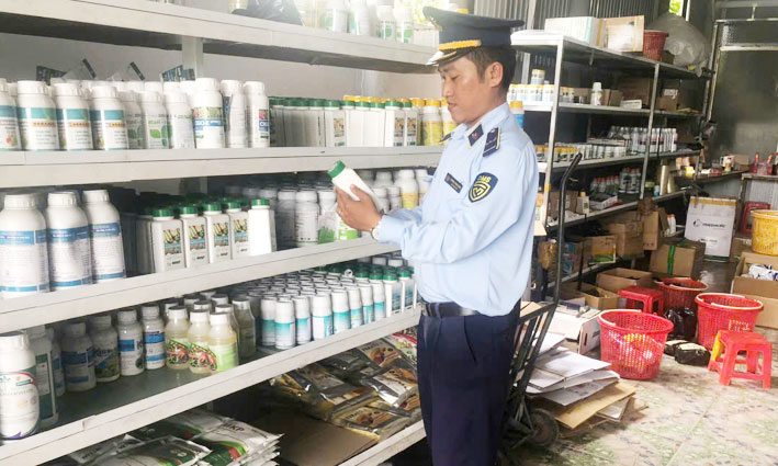 Lực lượng QLTT kiểm tra hàng hóa tại cơ sở kinh doanh.