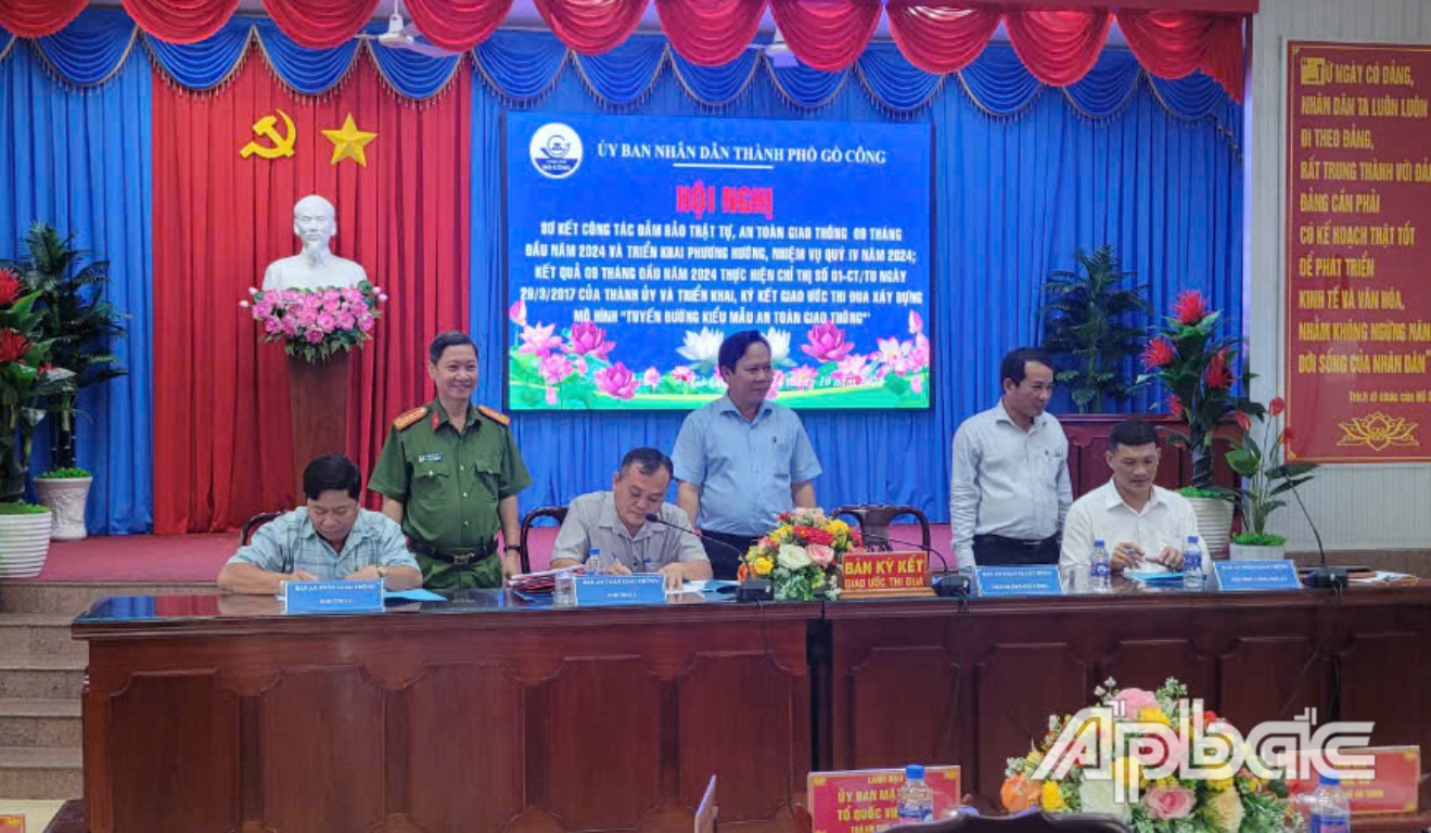 Các đơn vị ký kết Giao ước thi đua xây dựng mô hình “Tuyến đường kiểu mẫu ATGT” .