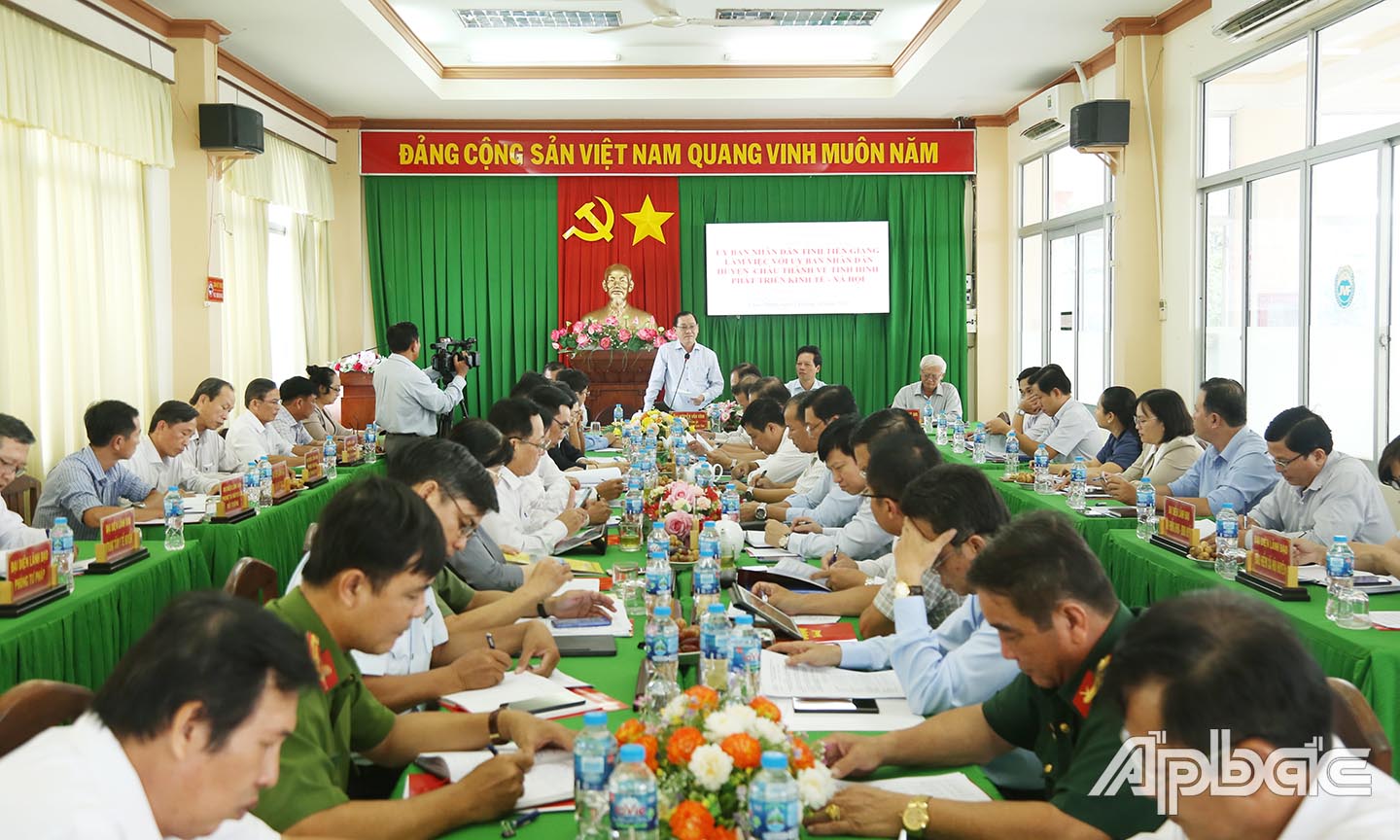 Đồng chí Nguyễn Văn Vĩnh phát biểu chỉ đạo tại hội nghị.