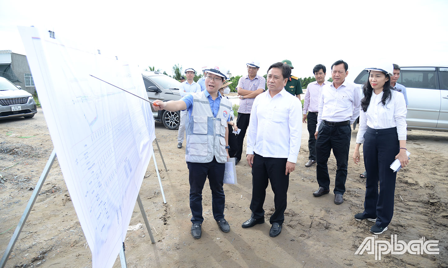 Phó Chủ tịch Thường trực UBND tỉnh Tiền Giang Trần Văn Dũng kiểm tra tiến độ Dự án thành phần 2 tại cầu Rạch Ruộng.                 	                                                                                                  Ảnh: MINH THàNH