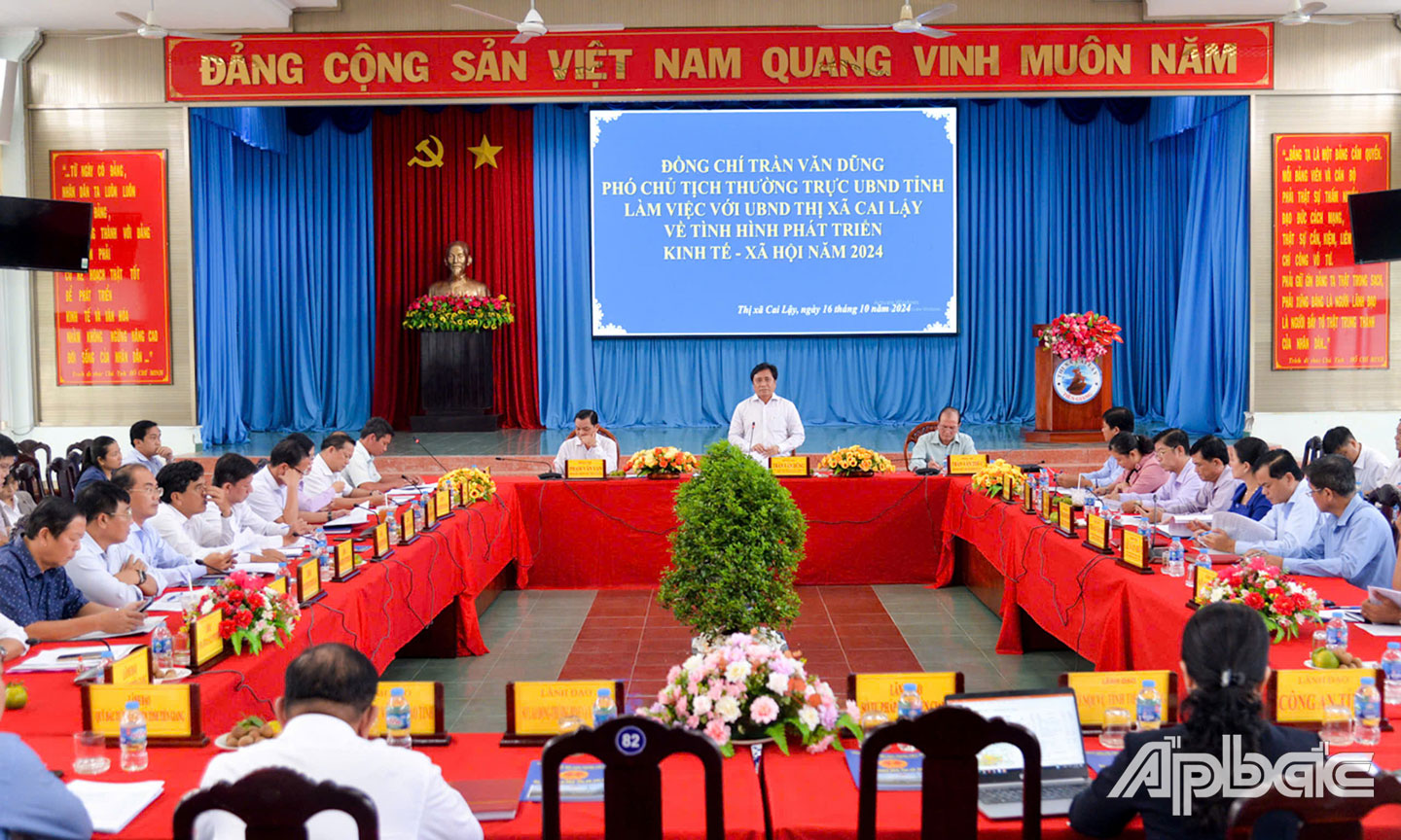 Đồng chí Trần Văn Dũng, Ủy viên Ban Thường vụ Tỉnh ủy, Phó Chủ tịch Thường trực UBND tỉnh Tiền Giang cùng lãnh đạo các sở, ngành làm việc với UBND TX. Cai Lậy về tình hình phát triển kinh tế - xã hội năm 2024. 