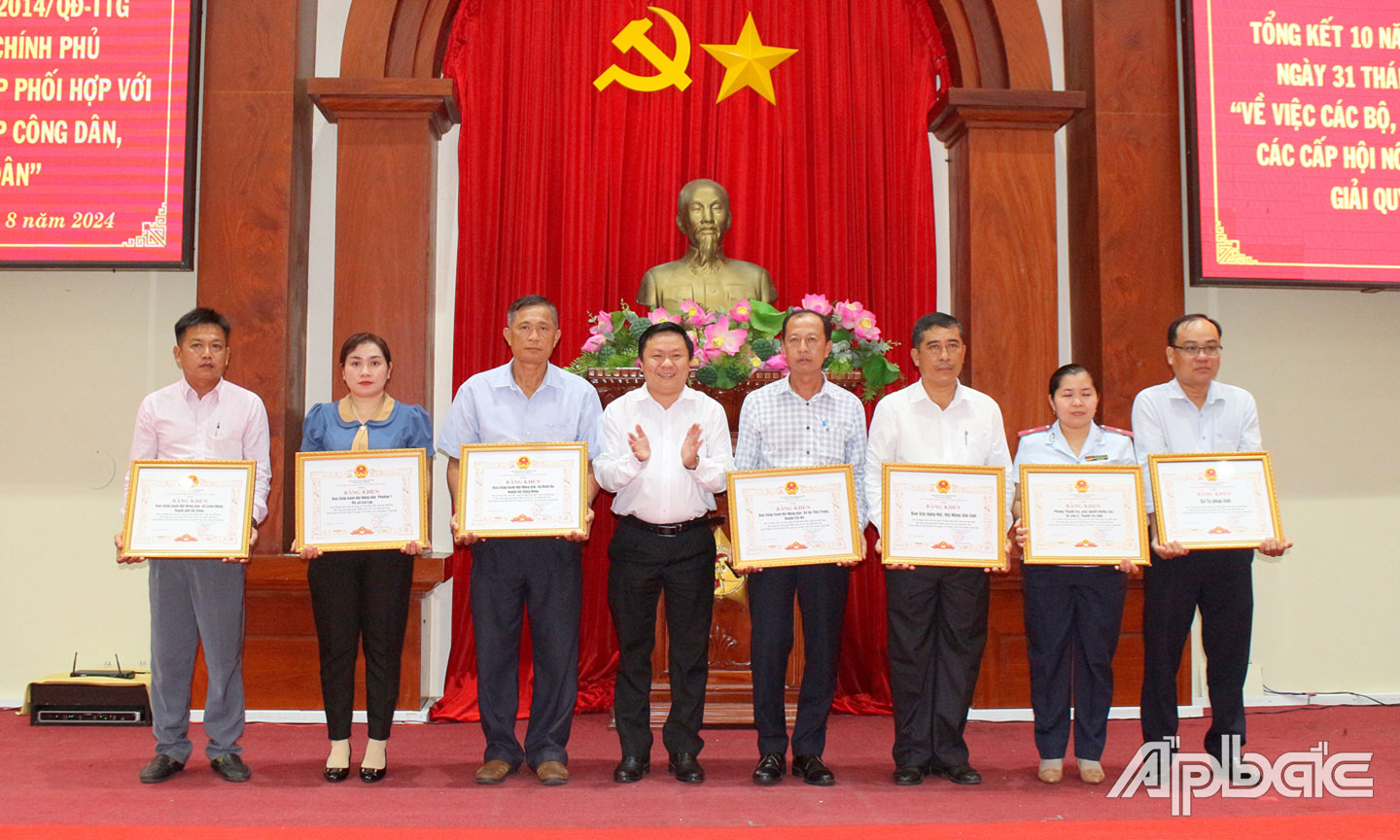  Hội Nông dân tỉnh Tiền Giang trao Bằng khen cho Hội Nông dân phường 1 (thứ 2 bên trái qua) đã có thành tích xuất sắc trong 10 năm thực hiện Quyết định 81 của Thủ tướng Chính phủ.