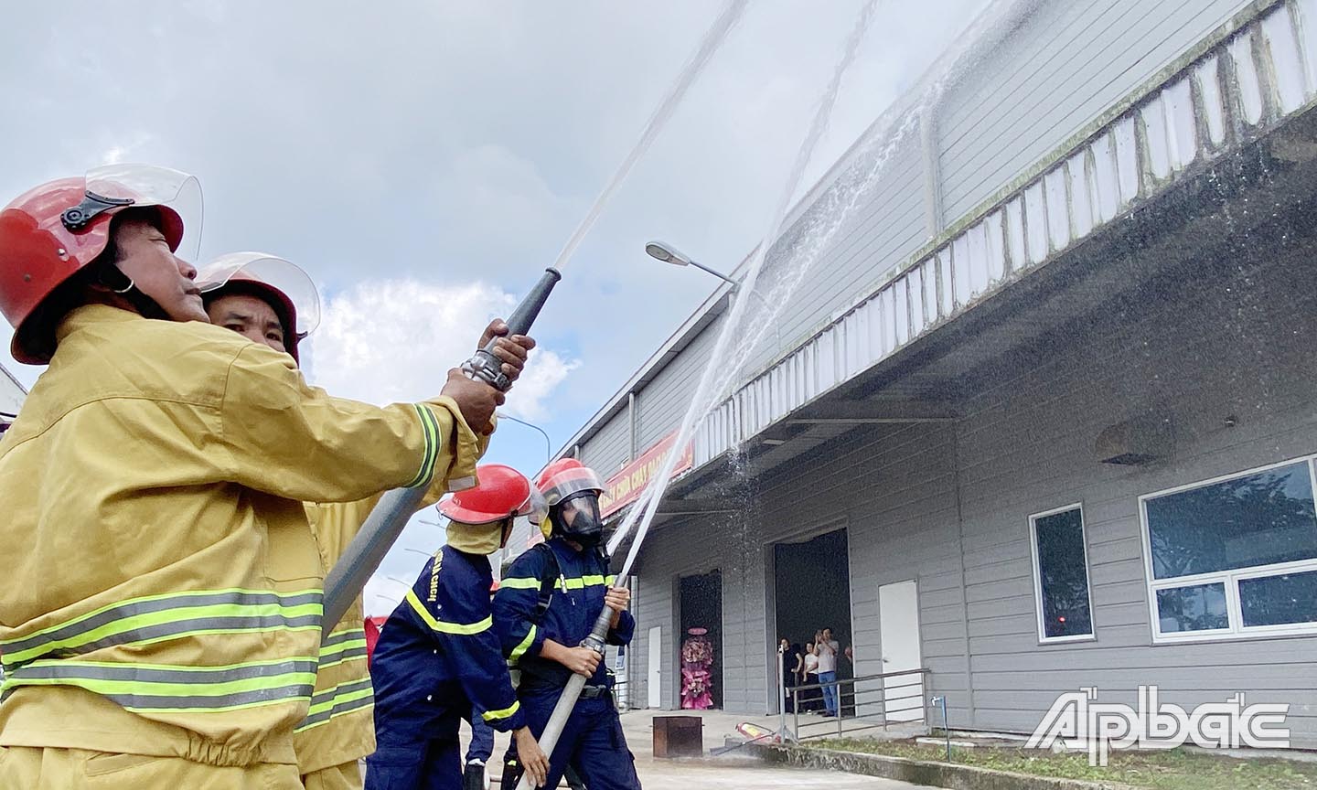 Các lực lượng chữa cháy tham gia tình huống.